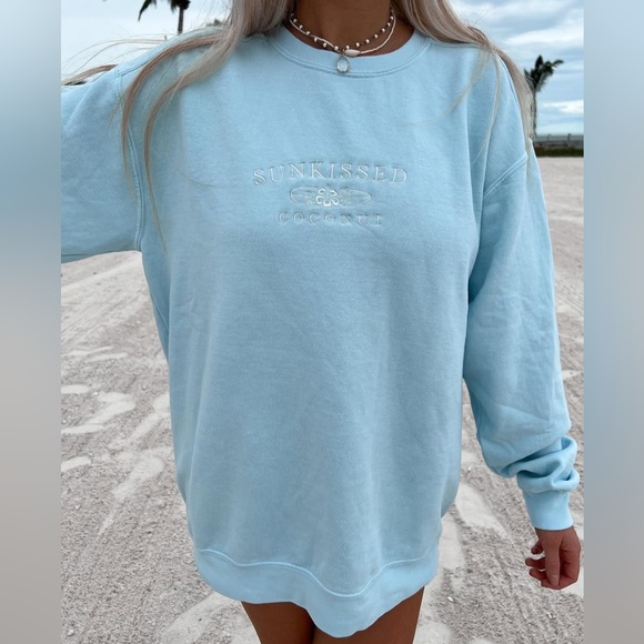 Sunkissed Coconut Tops - Sunkissed Coconut Embroidered Crew Sweatshirt‎ in Light Blue Size Medium VGUC